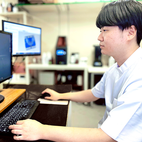 歯科技工士(2021年新卒/2022年中途入社)さんのインタビューの様子